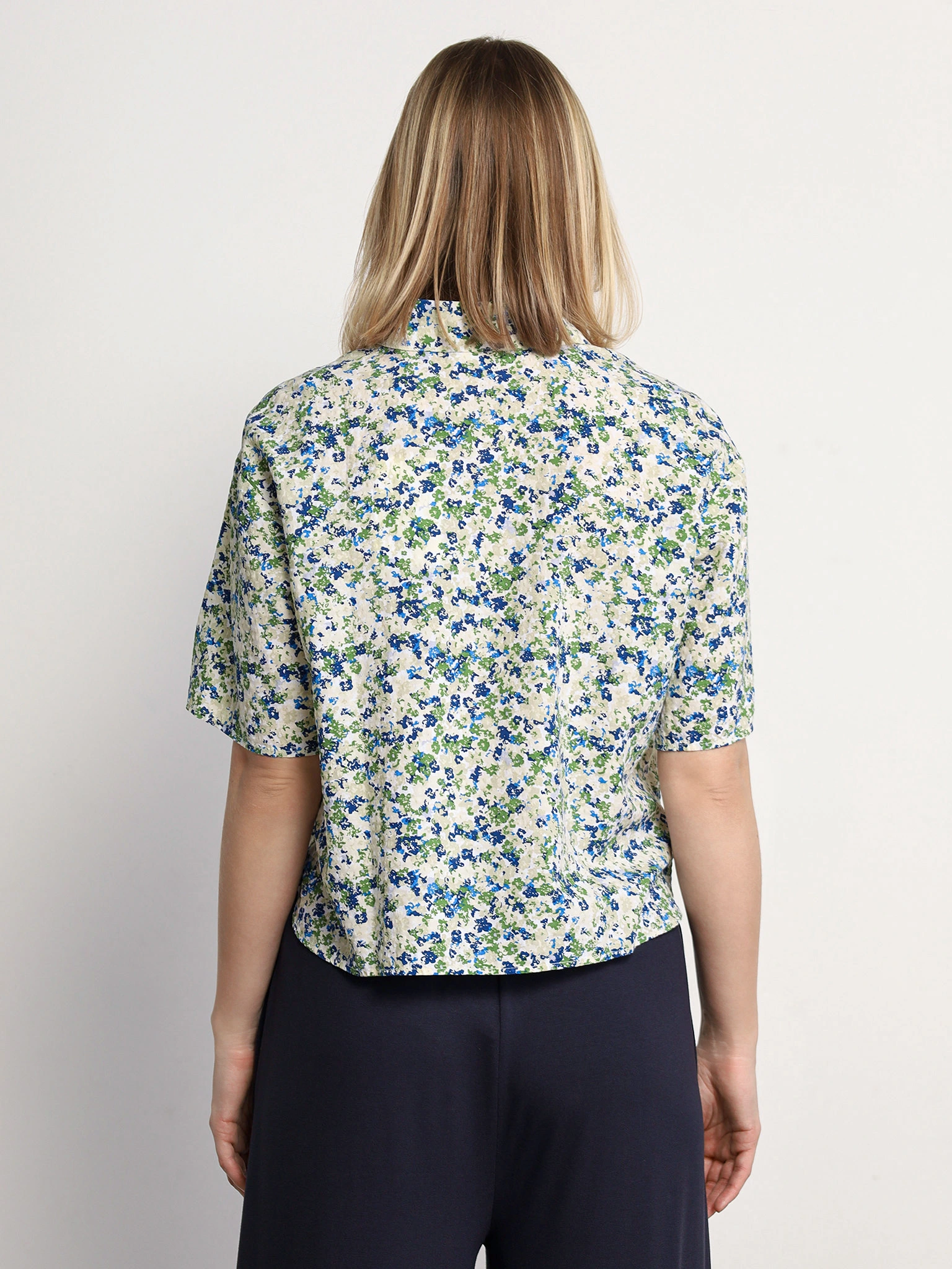 Блуза укороченная с цветочным принтом из смесовой вискозы